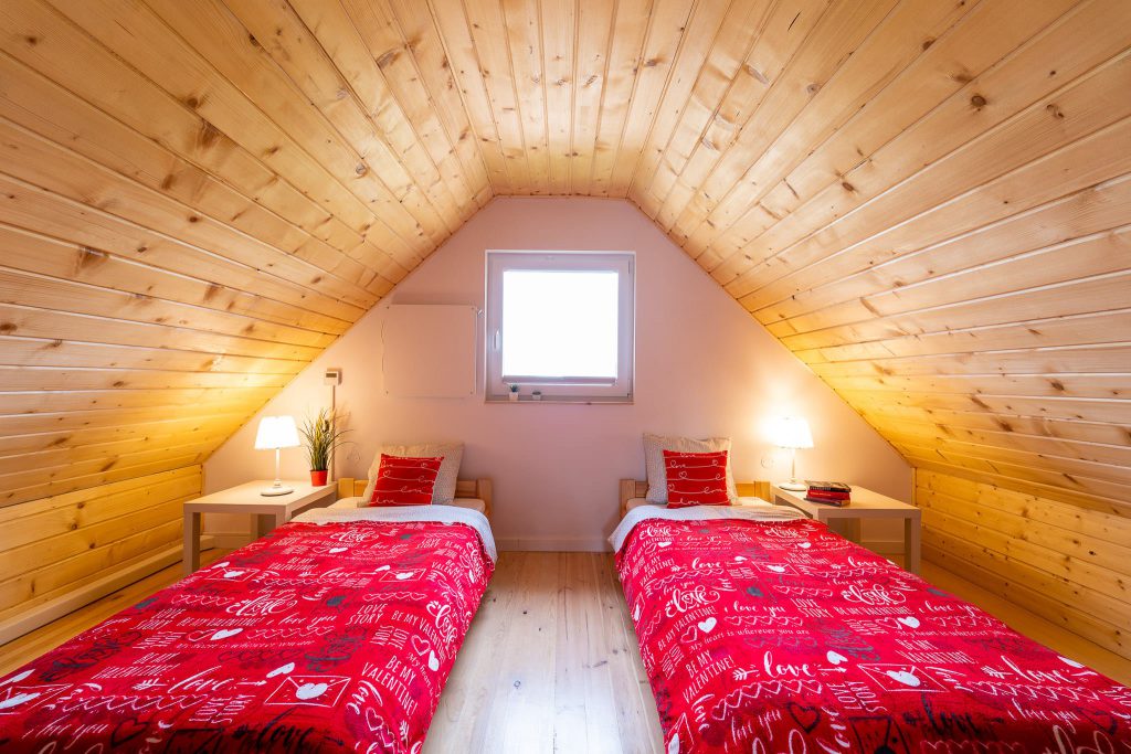 Domek Czerwony sypialnia na piętrze